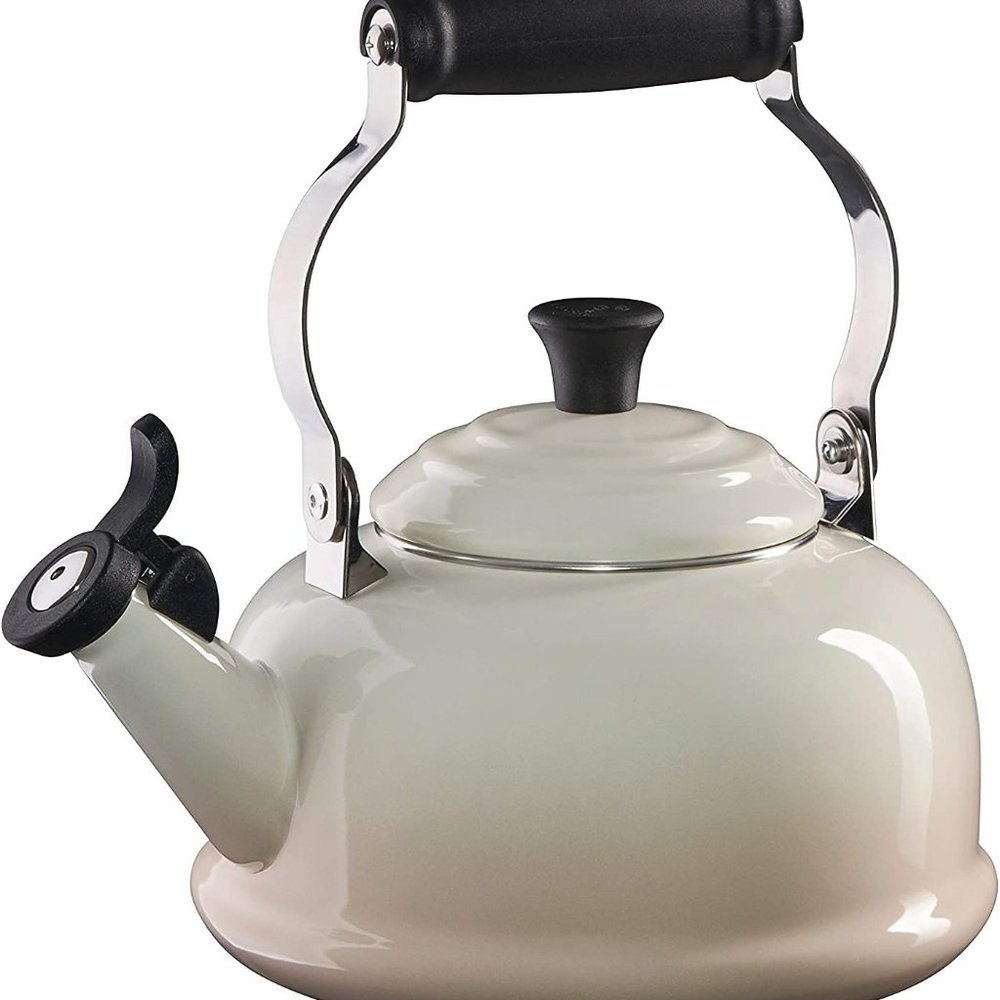 Le Creuset Enamel On Steel Whistling Tea Kettle, 1.7 qt., Meringue new